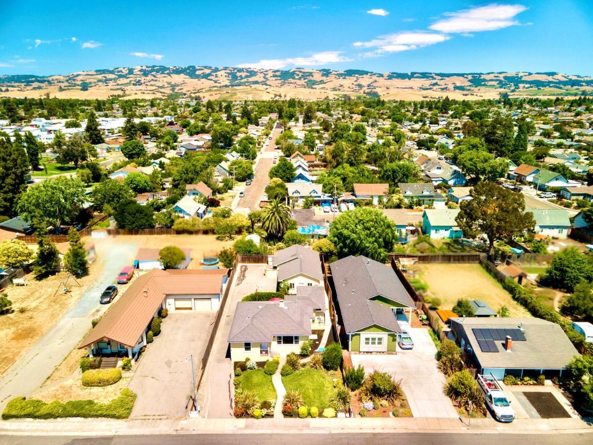 Spacious Renovated Petaluma Home- Pool Table, Fire Pit, Parking 外观 照片